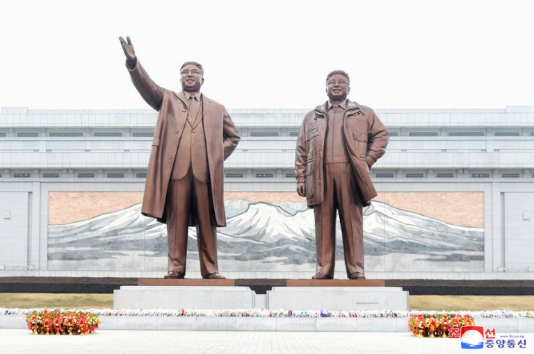Nigerian President sends flower basket to statues of DPRK leaders