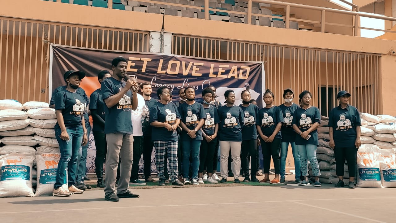 Disciples Of Late Prophet TB Joshua Share 250 Bags Of Rice, N1.5 Million To Less Privileged In Lagos