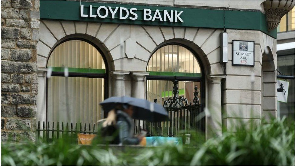 Lloyds Bank staff to get £1,000 to help with cost of living