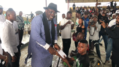 FORMER GOVERNOR, SERIAKE DICKSON GIVES EDUCATION GRANTS TO 600 BAYELSA WEST STUDENTS