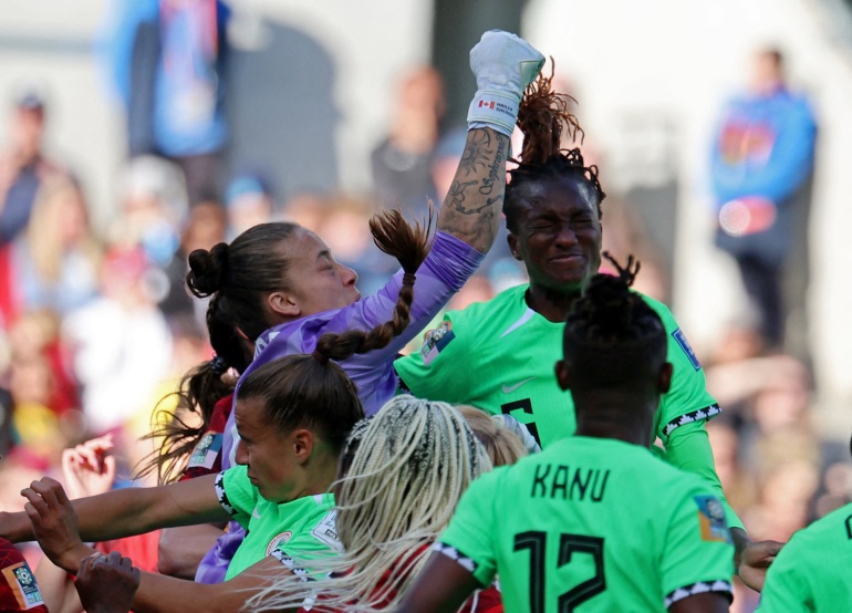 Soccer Football - FIFA Women’s World Cup Australia and New Zealand 2023 - Group B - Nigeria v Canada - Melbourne Rectangular Stadium, Melbourne, Australia - July 21, 2023 Canada's Kailen Sheridan in action with Nigeria's Ifeoma Onumonu REUTERS/Asanka Brendon Ratnayake