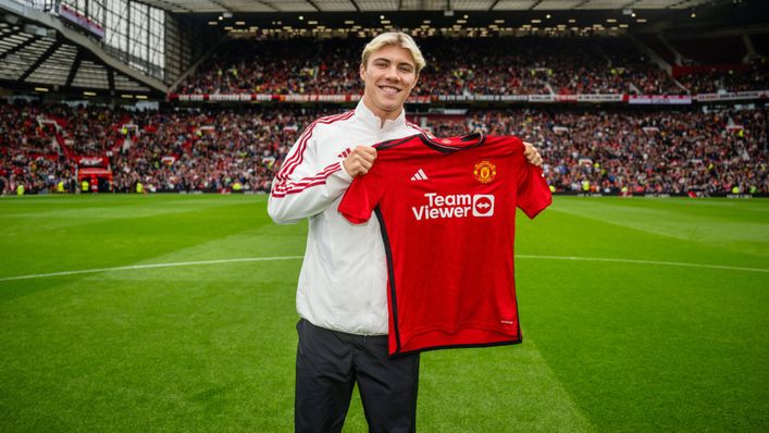 Rasmus Hojlund completed a move to Manchester United from Atalanta