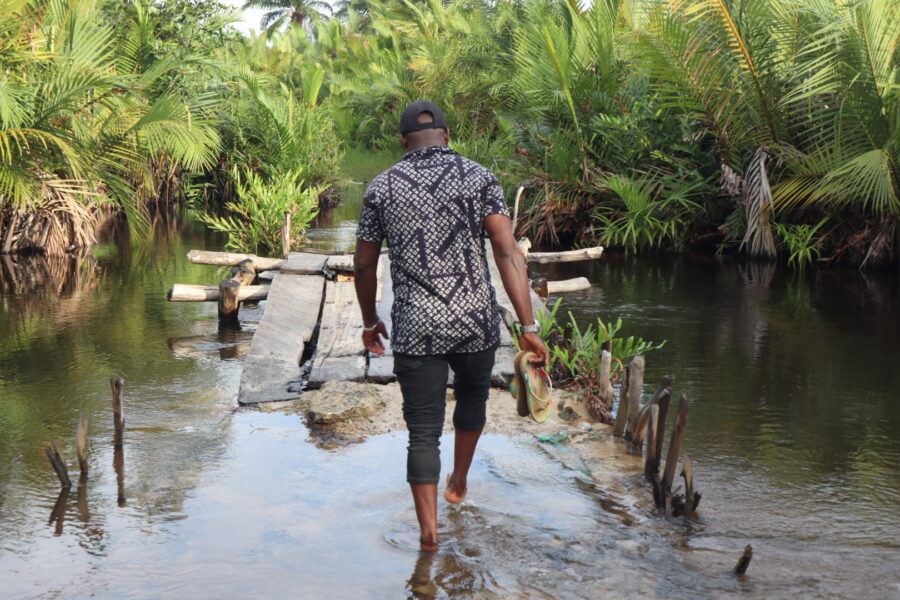 Makeshift embankments in Nigeria. Ezekiel Robert, chairman of the Okwan Obolo community of the Emere-oke kingdom. Credit: Ekpali Saint.