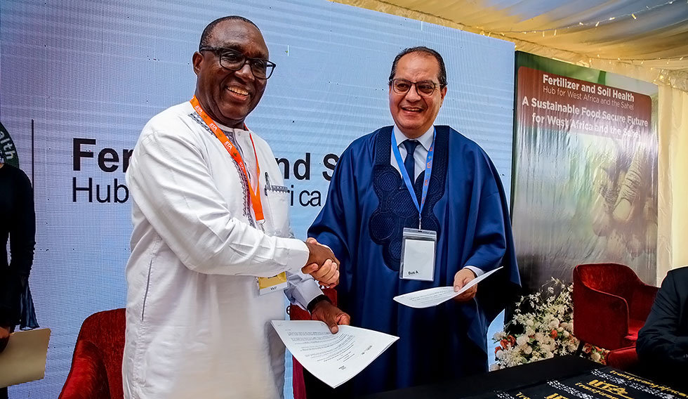 Dr. Simeon Ehui, Director General of IITA, and Regional Director for Africa, CGIAR and Dr. Mohamed Anouar Jamali, CEO of OCP Africa at the signing ceremony.