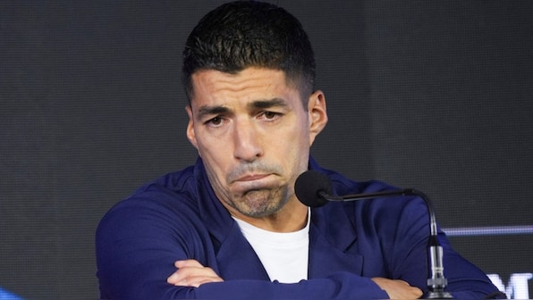 Luis Suarez announces international football retirement, breaks down in emotional press conference