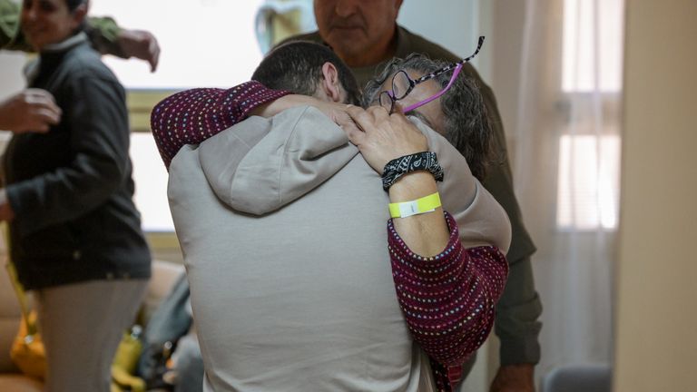 Yarden Bibas in the moving reunion with his family - his mother Pnina, his father Eli and his sister Ofri - at Sheba Hospital.