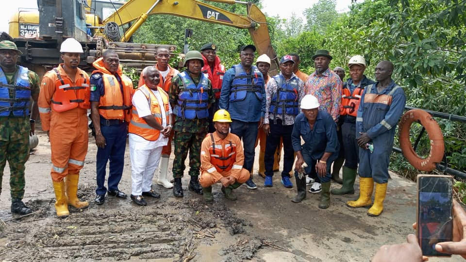 Minister of State for Petroleum (Oil), Senator Heineken Lokpobiri, in a group photograph with oil workers carrying out the repairs