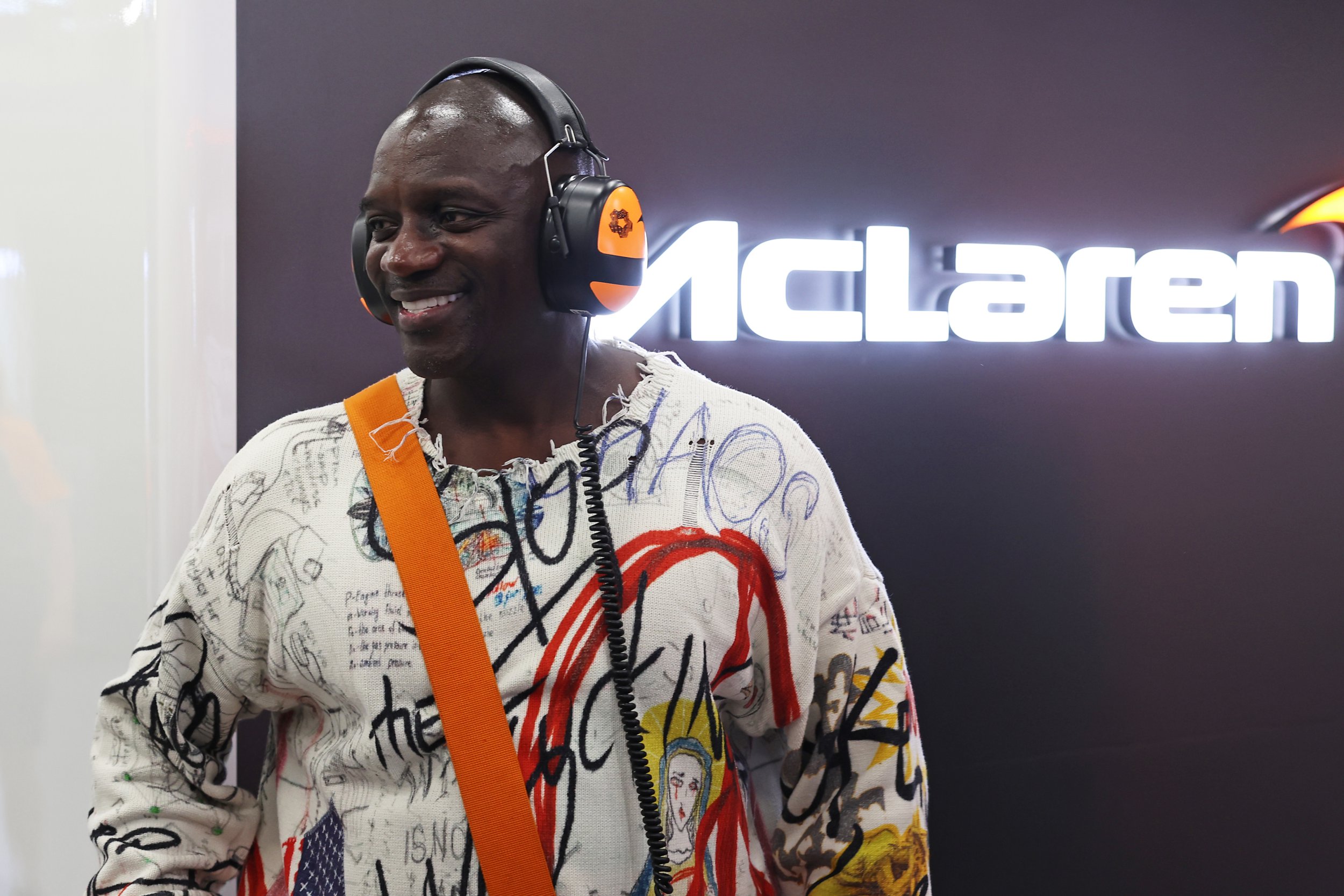 JEDDAH, SAUDI ARABIA - FEBRUARY 15: Akon looks on in the NEOM McLaren Formula E Team garage during qualifying ahead of the Jeddah E-Prix, Round 4 of the 2025 FIA Formula E World Championship at Jeddah Corniche Circuit on February 15, 2025 in Jeddah, Saudi Arabia. (Photo by Alastair Staley/LAT Images)