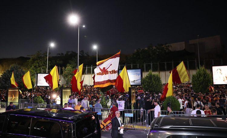Galatasaray fans awaiting Victor Osimhen's arrival in Istanbul 