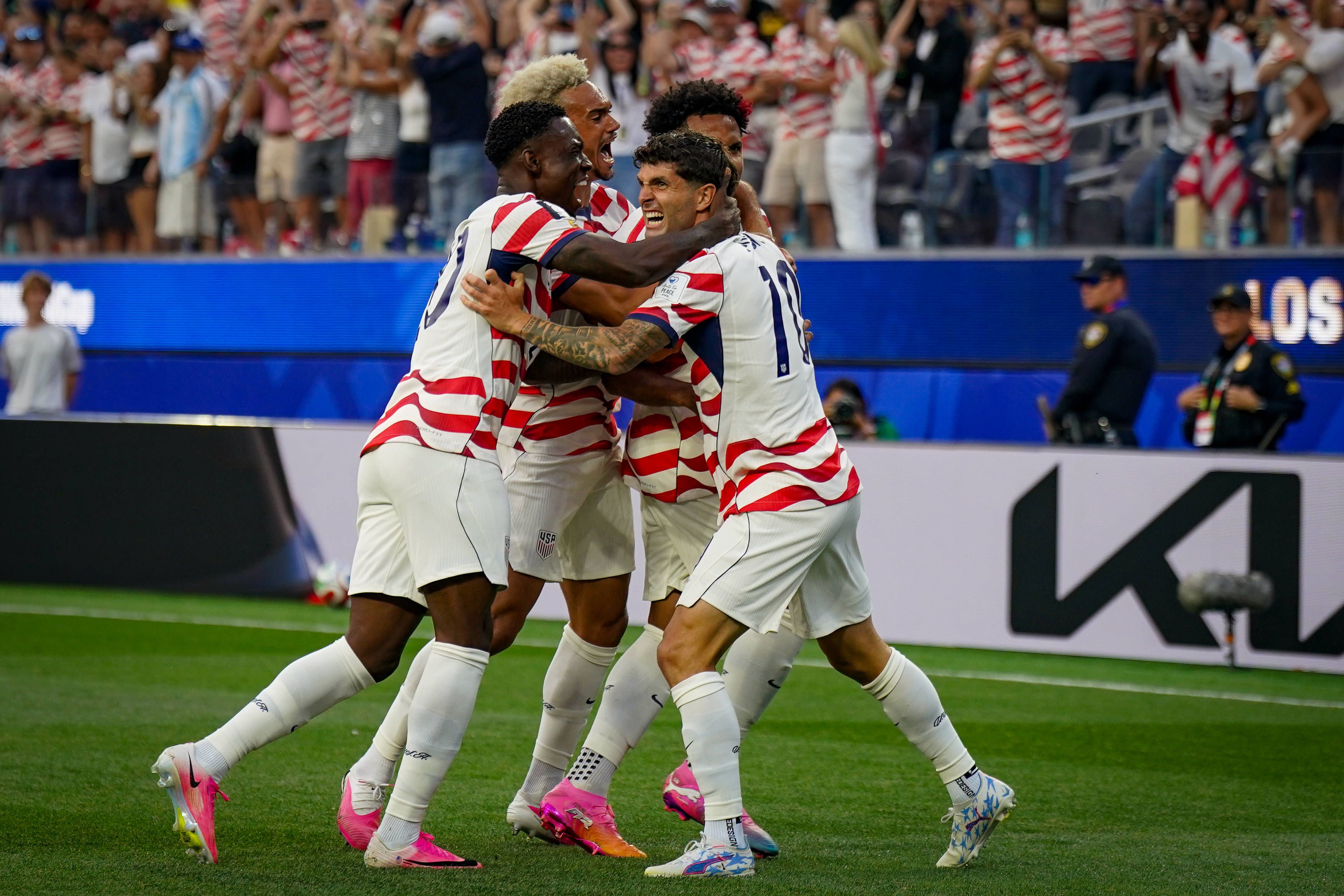 Weston McKennie, Christian Pulisic, Folarin Balogun and Antonee Robinson celebrate the USMNT goal